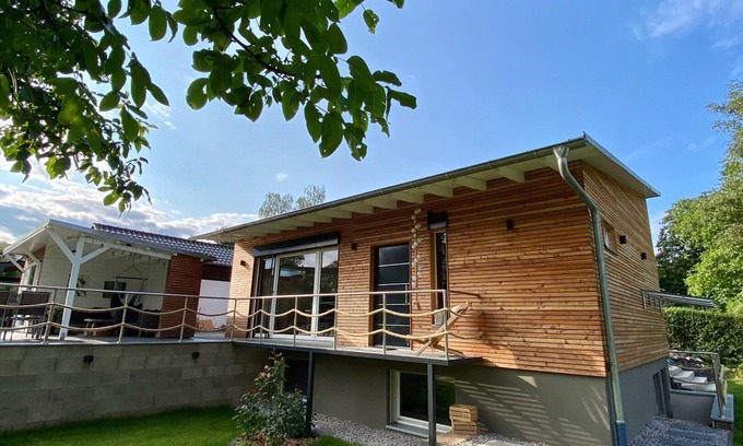 Muecke Casa | New, modern vacation home with a dream view in the countryside