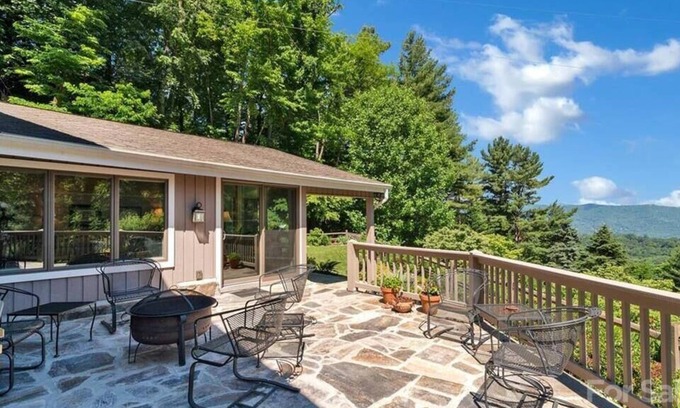 Waynesville Casa | NEW! Mountain Views, spacious vacation home