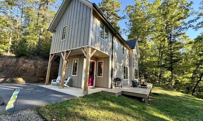 Clayton Cabina | New Mountainside Retreat, 3/3 en-suite with EV fast chg mins to downtown Clayton