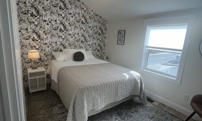 Lawrenceburg Apartamento | New River Retreat in the heart of Lawrenceburg, steps from casino & much more!