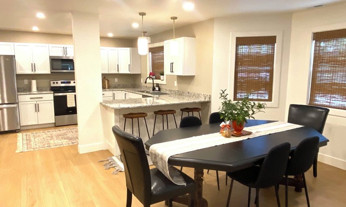 Bolivar Casa | NEW & SLEEPS 14! Spacious and modern home- located in the heart of Bolivar!