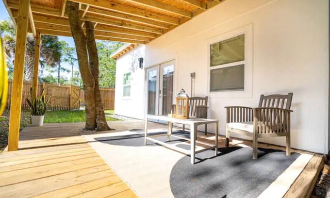 Southside Casa | New Studio Bungalow near San Marco - Sleeps 3