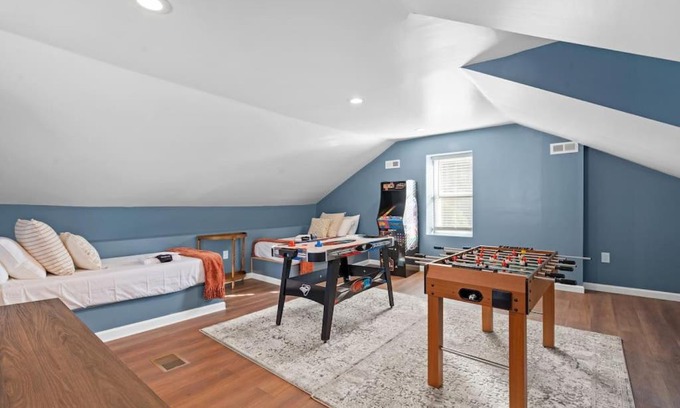 Pittsburgh Casa | NEW! Stunning 4bd, near stadium, hottub, Mini golf