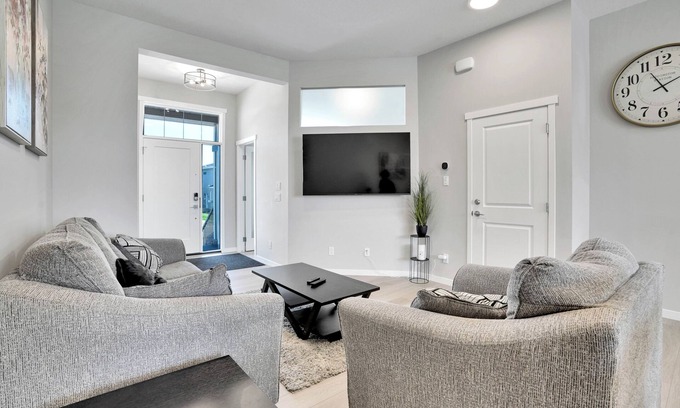 Southeast Calgary Casa | New Stylish 6BDR/8BED/4.5BATH/Well Equiped For Remote Work/Games