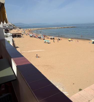 Gibraltar Apartamento | New Sunrise Beachfront Apartment, 4 Guest, Over 50s only