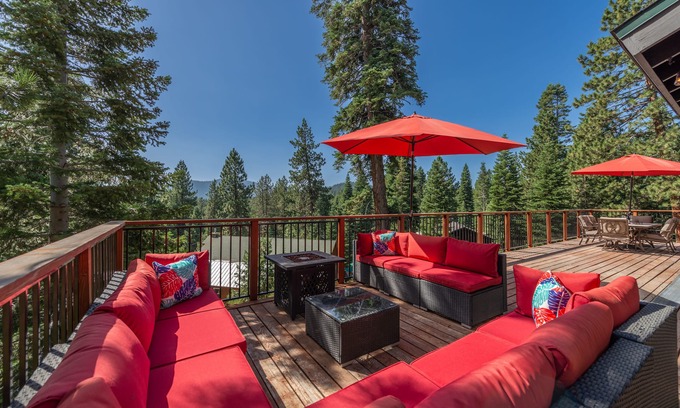 Ponderosa Palisades Casa | New~Sunrise on the Horizon~Spacious 4 Bedroom Home in Truckee!