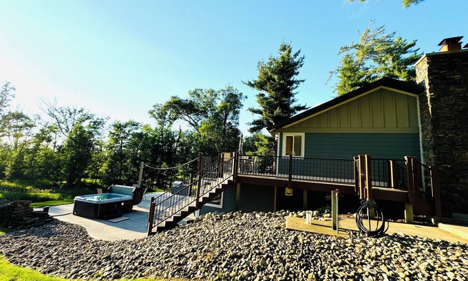 Brainerd Cabina | NEW - The Boardwalk on North Long Lake Brainerd with Hot Tub, Pet-Friendly