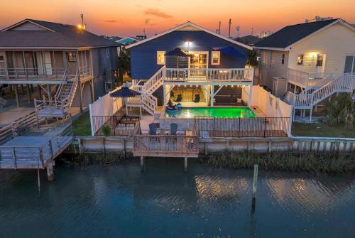 North Myrtle Beach Villa | New! Water Views! Heated Pool! 4 min walk to Beach