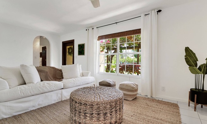 Tropic Palms Casa | New Waterfront Beachy Bungalow