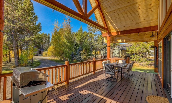 Fir Grove Estates Casa | New - White Fir Adventures - Hot tub - Pet Friendly - Fire pit - Ample parking - Sleeps 10