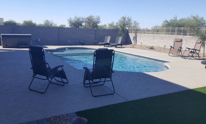 Tartesso Casa | Nueva casa estilo centro turístico, plano de planta abierto en Buckeye con piscina climatizada y bañera de hidromasaje