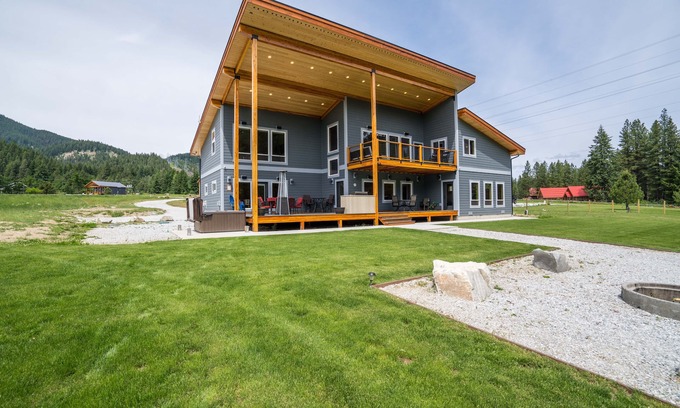 Leavenworth Cabina | Lodge de nueva construcción en el río, cabaña que admite mascotas, tiene capacidad para 14 huéspedes