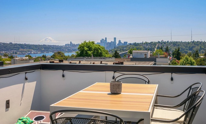Fremont Casa | Newly Built Seattle Townhome w. Lake/Skyline Views
