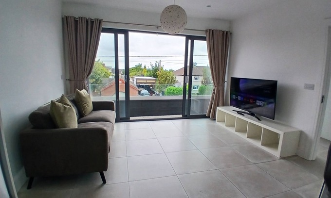 Dublin Apartamento | Newly Refurbed 2BD W/Wraparound Balcony,5k to City