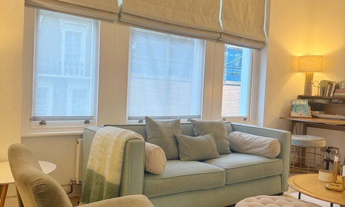 Holland Park Apartamento | Newly Refurbished Luxury 3 Story Apartment with Terrace and Private Entrance