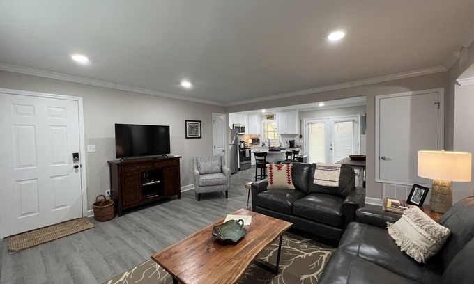 Starkville Condominio | Newly remodeled cozy condo, walking distance to campus or jump on the shuttle.