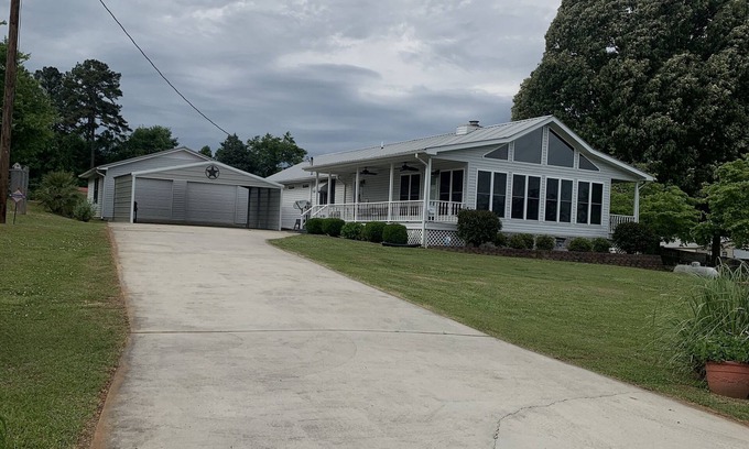 Leesburg Casa | Newly Remodeled Home across the road from Weiss Lake