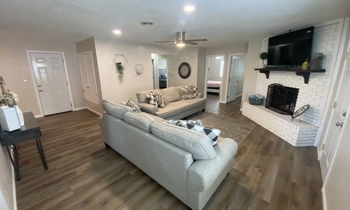 Farmington Condominio | Newly renovated 3 bed/ 2 bath, central to the fun.