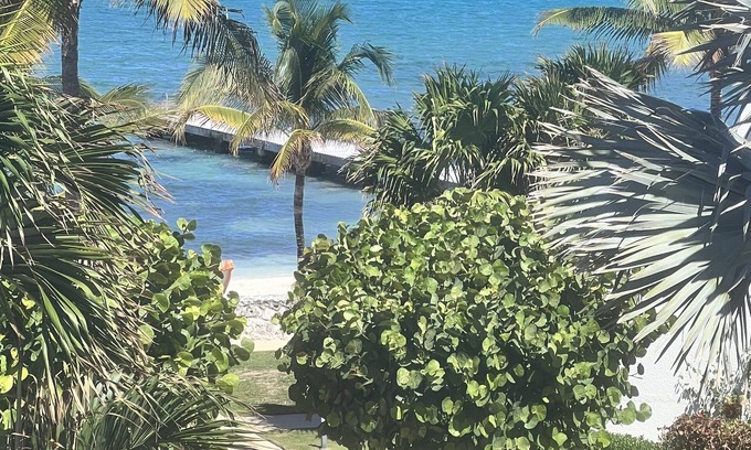 West Bay Villa | Vistas a la playa / océano, 2 dormitorios, 2BA, tranquila, hermosa playa.