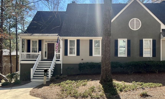 Lake Oconee Cabaña | Newly Renovated, Beautifully Decorated, Lake Front in Reynolds