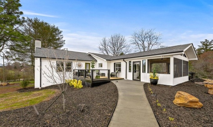 Mills River Otro | Newly renovated, convenient to area attractions yet very serene