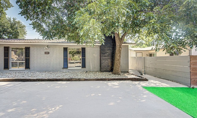 Barton Hills Casa | Newly Renovated! Pool and Patio I Mins to DT