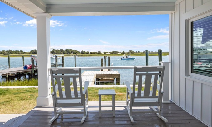 Morehead City Casa | NEWLY RENOVATED Sound Front Home with Dock in Downtown Beaufort, NC (Creek Watch)