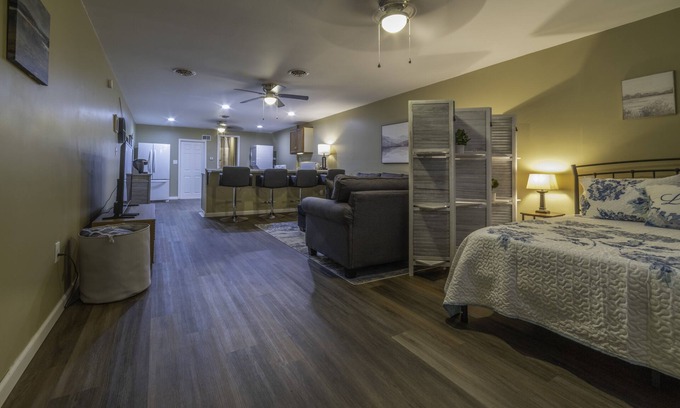 Hermitage Apartamento | Newly renovated studio apartment! Close to Buhl Park and Shenago Reservoir Lake