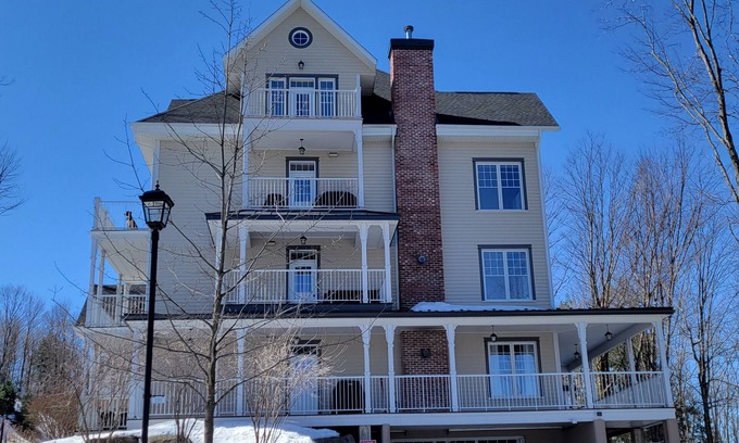 Bromont Condominio | Next to mountain bike rides and C1 in Cantons and 5 mins away from main Chalet