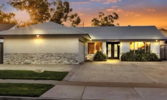 Lake Forest Casa | Nice backyard with pool and outdoor BBQ