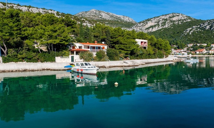 Klek Cabina | Hermosa villa junto al mar, rodeado de muchas plantas mediterráneas