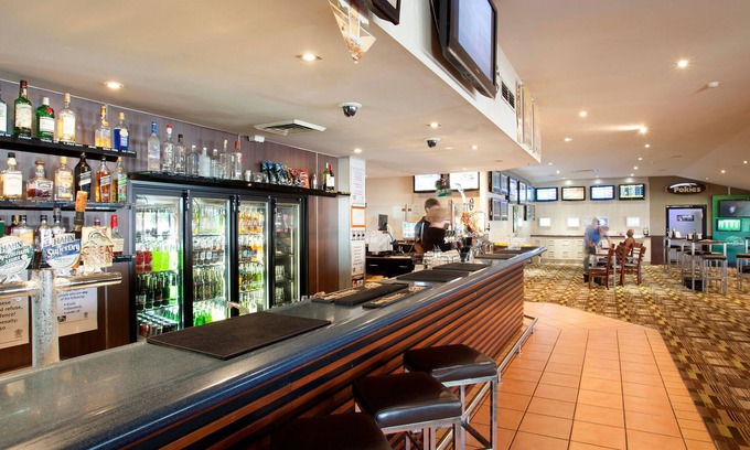 Manoora Hotel | Nightcap at Edge Hill Tavern