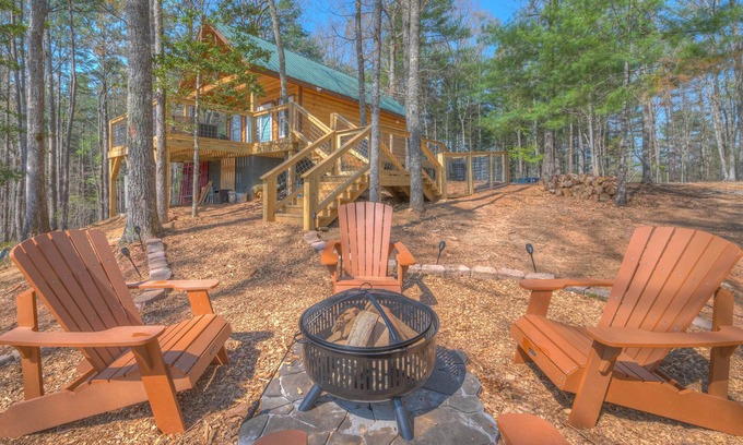 Murphy Cabina | Nikobear's Nook-Tiny Cabin/BIG Amenities-King Bed-Secure Porch and Yard for Pups