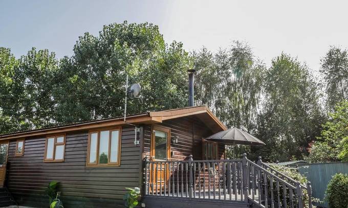 Wilberfoss Cabina | NO. 77- HONEY BEE LODGE, pet friendly, with hot tub in Wilberfoss