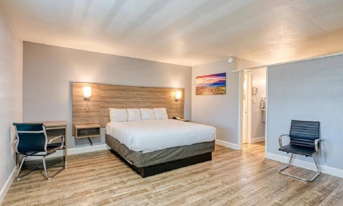 San Luis Obispo Casa | Non-Smoking 1 King Bed Suite