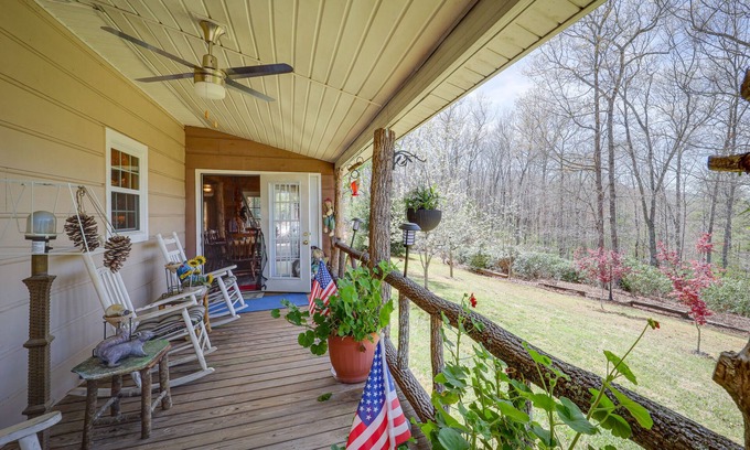 Micaville Cabina | North Carolina Getaway w/ Covered Porches & Patio