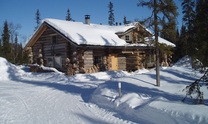 Lampivaara Cabina | MARAVILLAS DE INVIERNO CON LUCES DEL NORTE Cabaña de madera Gregory A