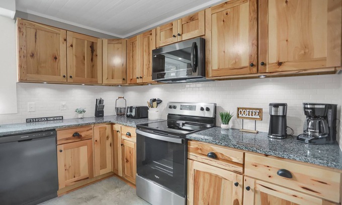Renovo Apartamento | NOW on the ATV trail connector Cozy, Remodeled apartment with king bed