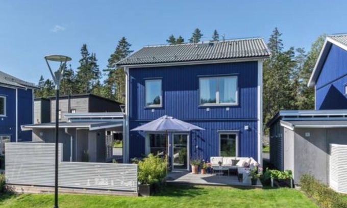 Lindalen Casa | Nybyggt radhus med tomt, veranda och carport. Nära Sthlm city, sjöar och skog.