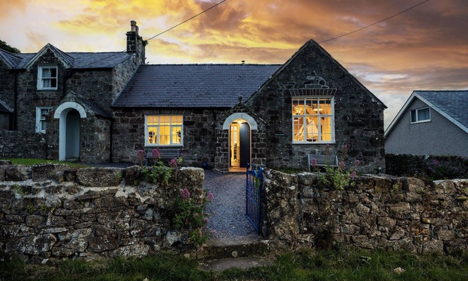 Brynsiencyn Cabaña | Nyth Y Wennol - sleeps 8 guests in 4 bedrooms