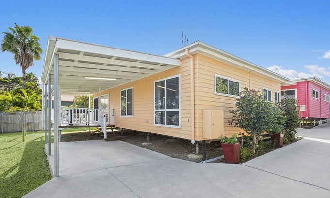 Scotts Head Casa | OAHU, part of the Ohana Surf Bungalows (<5 minute walk to beach and shops).