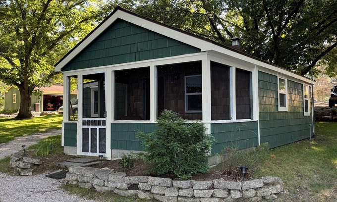 Alden Cabina | OAK COTTAGE - Lakefront on Thayer Lake in Alden, MI with WiFi, AC