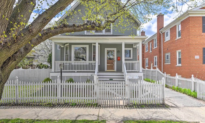 Oak Park Casa | Oak Park Home w/ Fire Pit - 5 Mi to Garfield Park!