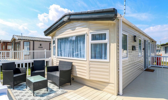 Hopton Cabaña | OAKLEY RETREAT, pet friendly, with pool in Belton, Norfolk