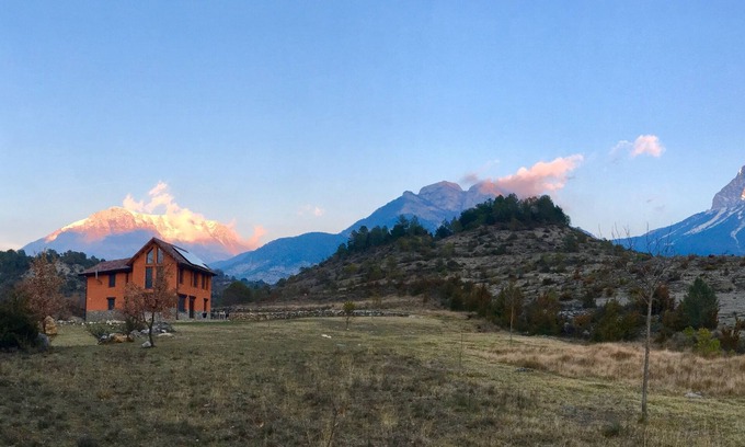 Laspuna Casa | Oasis de tranquilidad con impresionantes vistas al pie de la Peña Montañesa