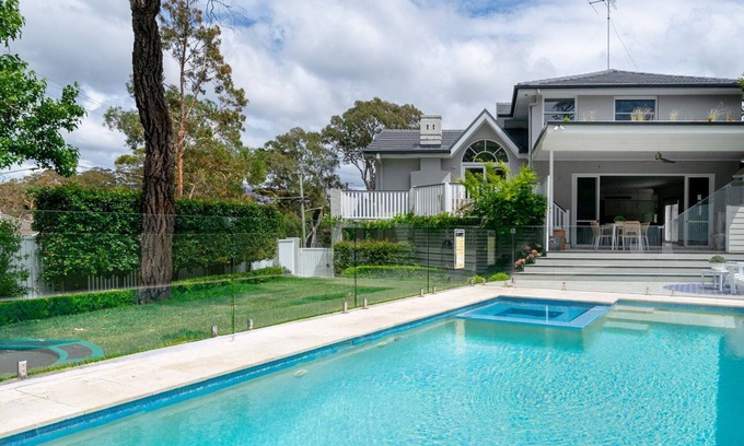 Oatley Casa | Oatley Escape with Pool Relax in Style & Elegance
