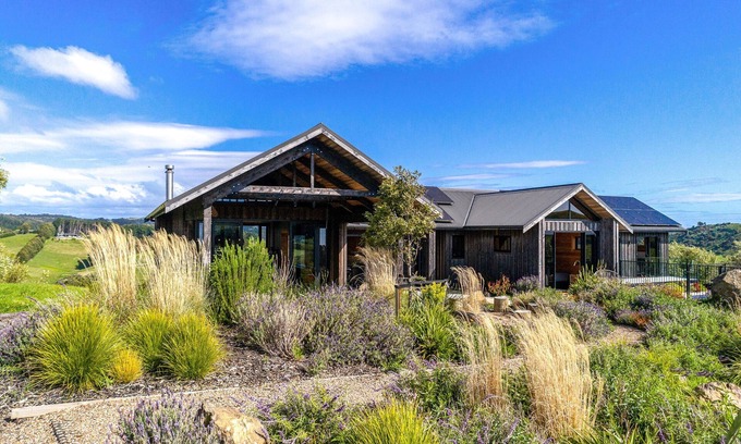 Onetangi Cabina | Escape to Obsidian Villa, situated between Obsidian and Casita Miro vineyards.