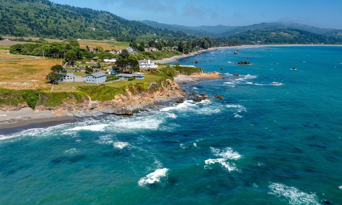 Brookings Casa | Ocean Mist Beach House/ Private Beach Path/ Spa