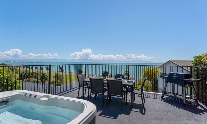 Atawhai Casa | Ocean Spa Vista - Gorgeous Ocean Views & Deck-top Spa!