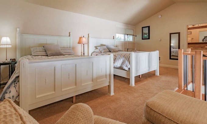 Otter Rock Apartamento | Ocean-View Loft with Kitchen & Balcony